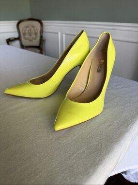 Women’s Size 6.5 Guess Pointed Toe Patent High Heels in Neon Yellow 3.5 inch
